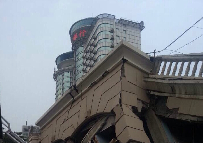 湖北一待拆大樓突然垮塌，萬向重物移動器進行大量搬運作業(yè)